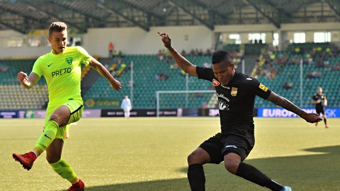 Na snímke vľavo Kristián Vallo (MŠK Žilina) a Eric javier Davis (FK DAC 1904 Dunajská Streda).