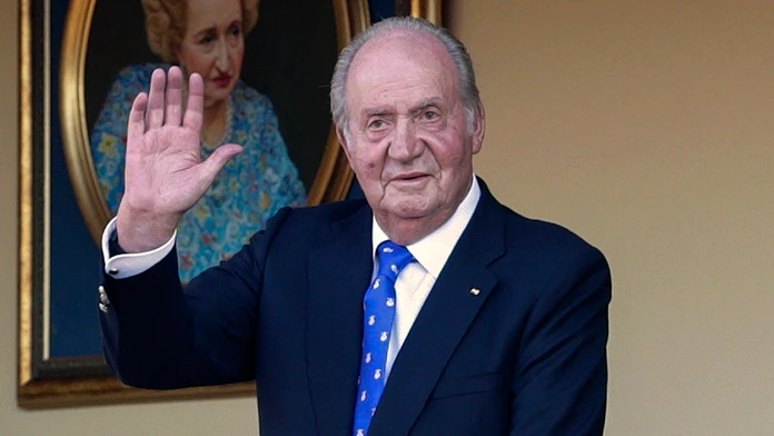 Na archívnej snímnke z 2. júna 2019 bývalý španielsky kráľ Juan Carlos máva počas bíčieho zápasu v španielskom meste Aranjuez.