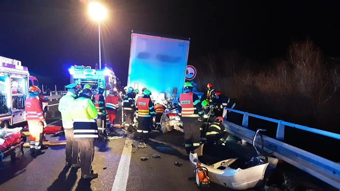 FOTO: Je zázrak, že prežili. Osobné auto vletelo pod kamión a ostalo tam zakliesnené