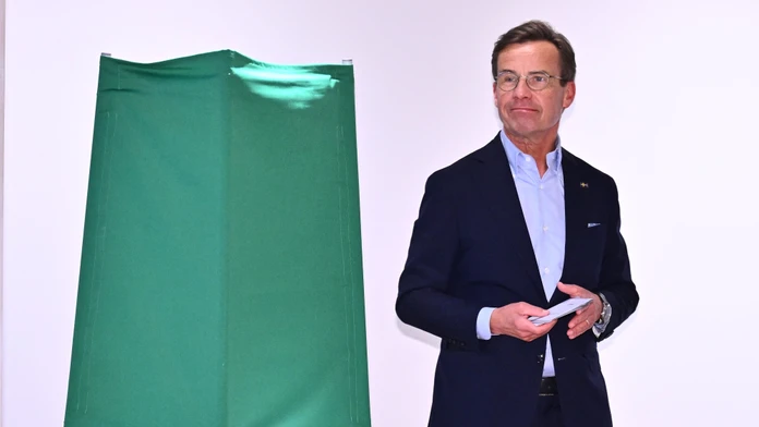 Švédsky premiér a líder stredopravicovej Umiernenej strany Ulf Kristersson počas hlasovania v parlamentných voľbách