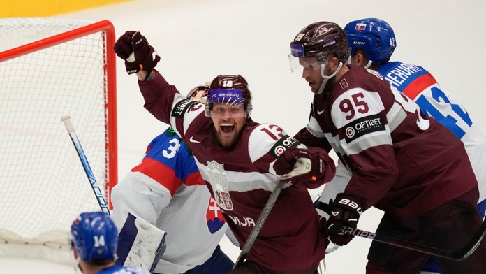 Radosť lotyšských hokejistov po vyrovnávajúcom góle v zápase proti Slovensku