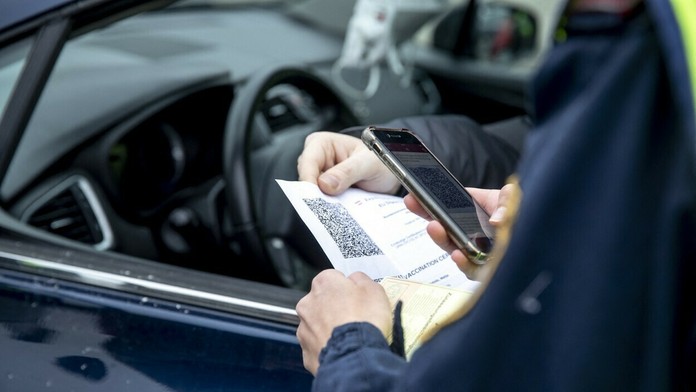 Rakúsky policajt kontroluje covid pas.