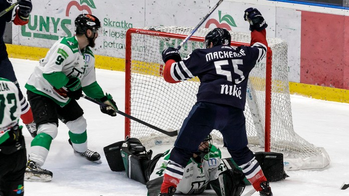 Desať gólov pod Tatrami, Slovan zničil Nové Zámky a klbko nitrianskych prehier sa kotúľa ďalej