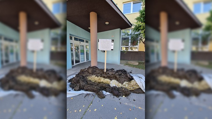 Hnoj pred Úradom verejného zdravotníctva.