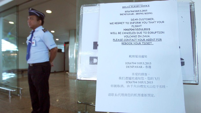 Sopečná erupcia v Indonézii si vynútila zatvorenie štyroch letísk.
