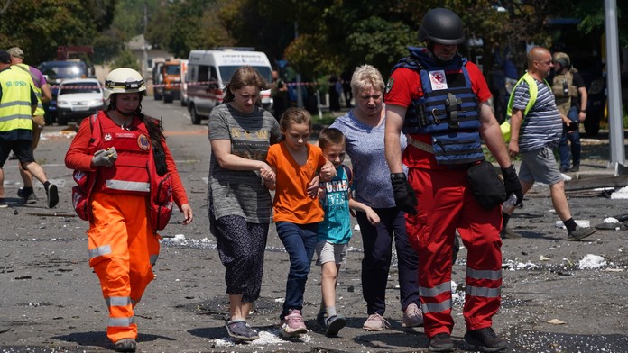 Zdravotníci pomáhajú počas evakuácie obyvateľov po dronovom útoku ruskej armády v druhom najväčšom ukrajinskom meste Charkov.