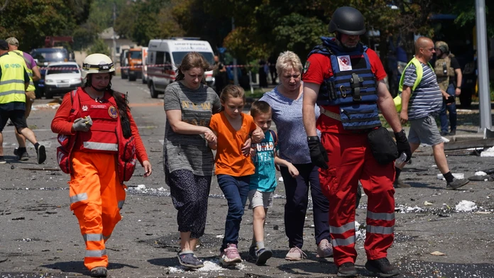 Zdravotníci pomáhajú počas evakuácie obyvateľov po dronovom útoku ruskej armády v druhom najväčšom ukrajinskom meste Charkov.