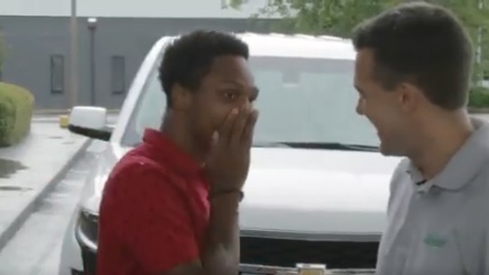 Mladík dostal auto.