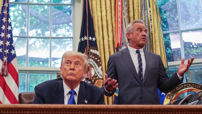 Trump nariadil obmedziť výskum vírusov. Opatrenie má podľa Kennedyho zabrániť ohrozeniu ľudstva