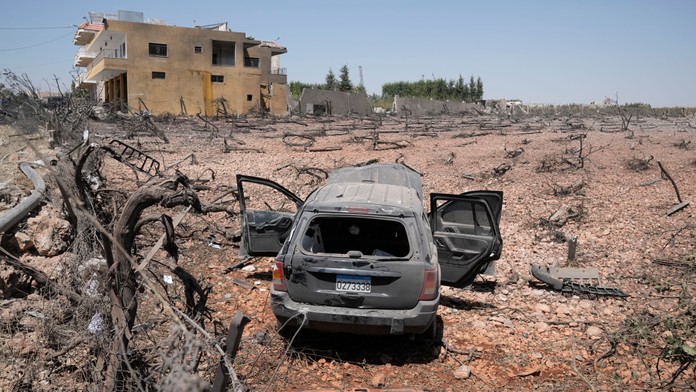 Zničené auto na poli po izraelskom leteckom útoku v dedine Nabi Sheet v údolí Bekaa Valley na východe Libanonu.