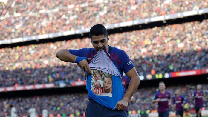 Luis Suárez z Barcelony oslavuje gól proti Realu.