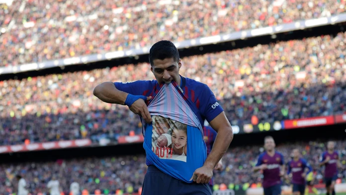 Luis Suárez z Barcelony oslavuje gól proti Realu.