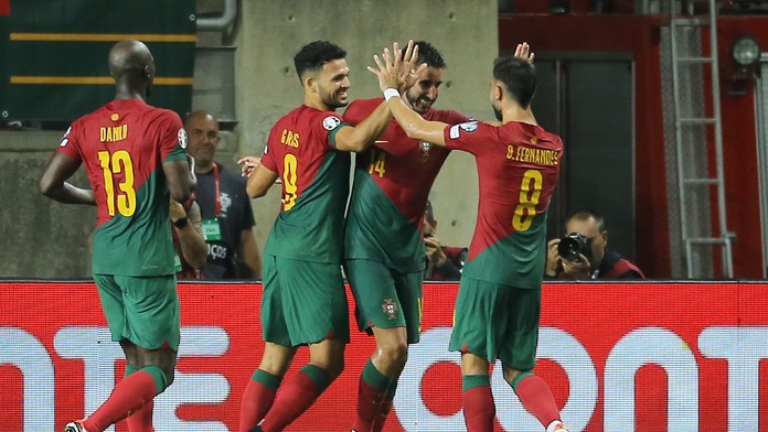 Portugalci dali bez Ronalda Luxembursku deviatku. Island udrel v nadstavenom čase a dorovnal Bosnu