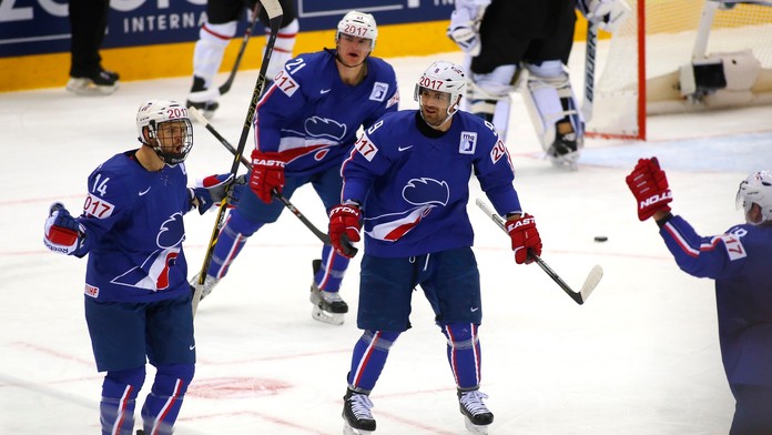 Francúzsky hráč Stephane Da Costa (vľavo) oslavuje vyrovnávajúci gól do bránky Kanady sedem minút pred koncom stretnutia.