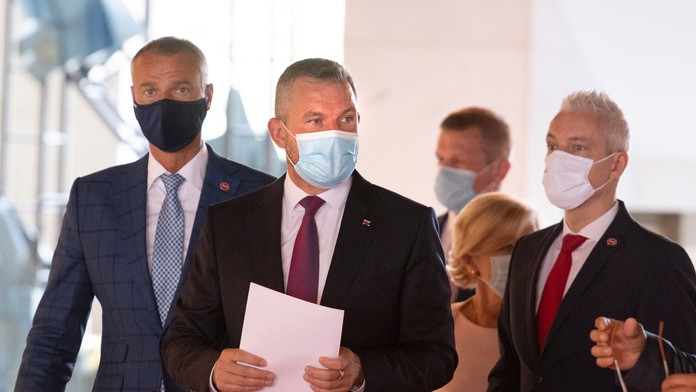 Na snímke uprostred predseda strany Hlas - SD Peter Pellegrini.