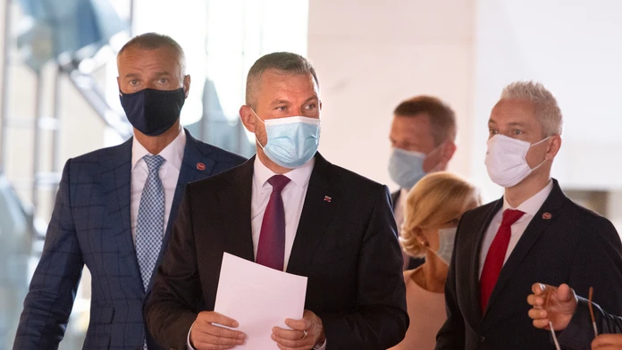 Na snímke uprostred predseda strany Hlas - SD Peter Pellegrini.
