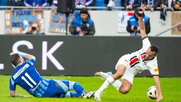 Na snímke zľava Tigran Barseghjan (Slovan) a Martin Šulek (Trnava) .