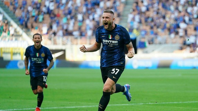 Slovenský futbalista Milan Škriniar z Interu Miláno sa teší z gólu