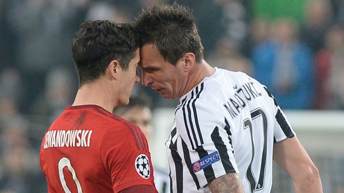 Robert Lewandowski (Bayern) a Mario Mandžukič (Juventus) v osemfinále LM. 