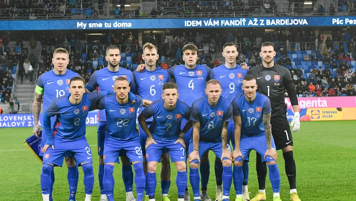 slovenský futbalový tím pred začiatkom prípravného futbalového zápasu