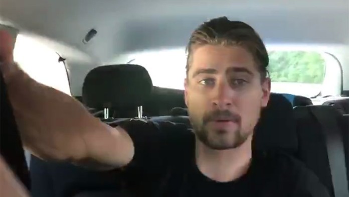 Peter Sagan sa po vylúčení z TdF vracia do Monaka, v aute poďakoval fanúšikom.