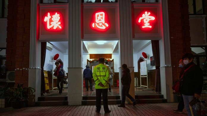 Spútaný motýľ - Azize