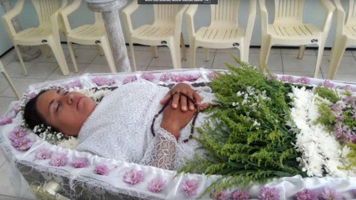 Na pohreb prišla celá rodina aj priatelia.