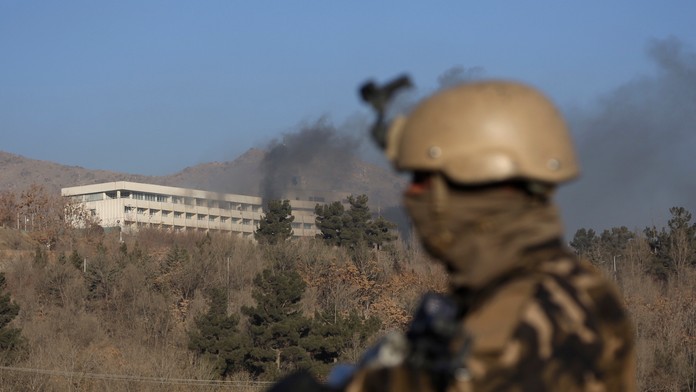 Policajti pri aute zo snehu