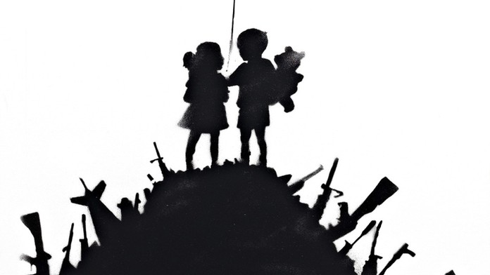 Muž s ochranným rúškom vezie jedlo zákazníkom vo Frankfurte nad Mohanom.