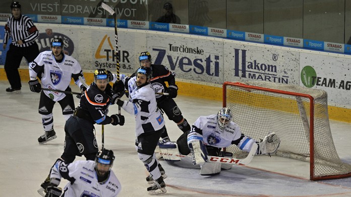 V bránke Mathieu Corbeil, Arturs Salija, Patrik Bačik (Martin) a Tomáš Hričina, David Šoltés (Košice). 