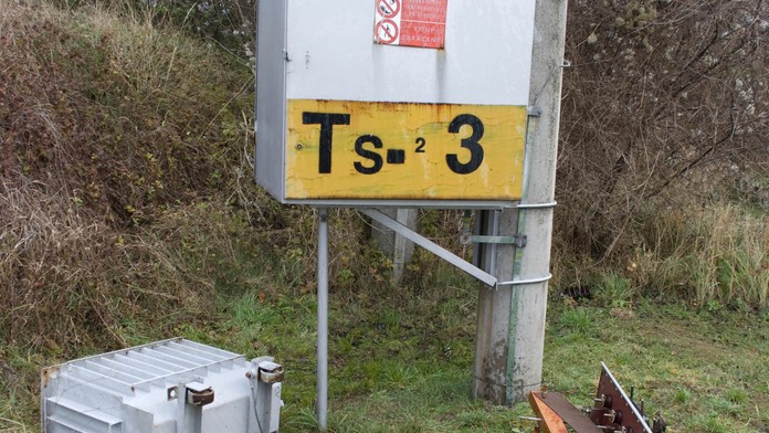 Rozbitá trafostanica v Bajtave