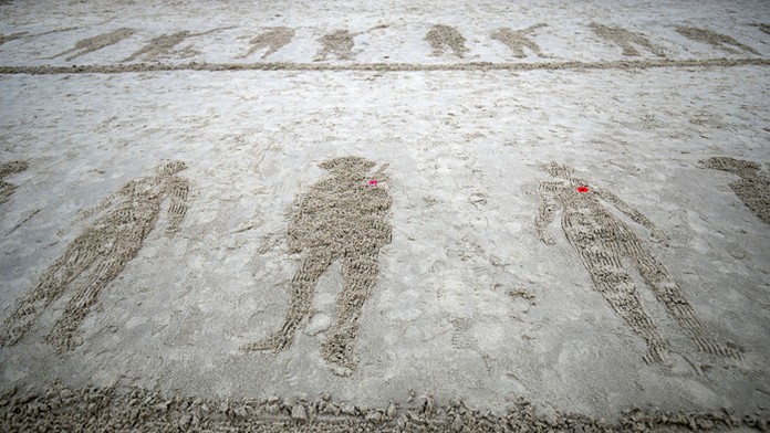 Portéty vojakov v piesku, ktoré odniesla voda.