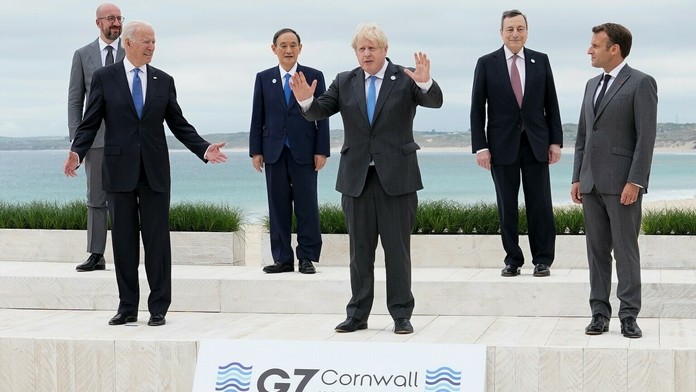 Lídri G7 na pláži pred hotelom Carbis Bay.