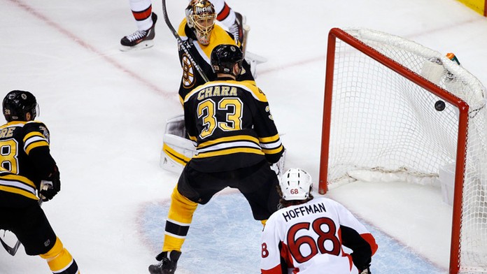 Boston s kapitánom Zdenom Chárom podľahol Ottawe Senators 2:3 po predĺžení. 