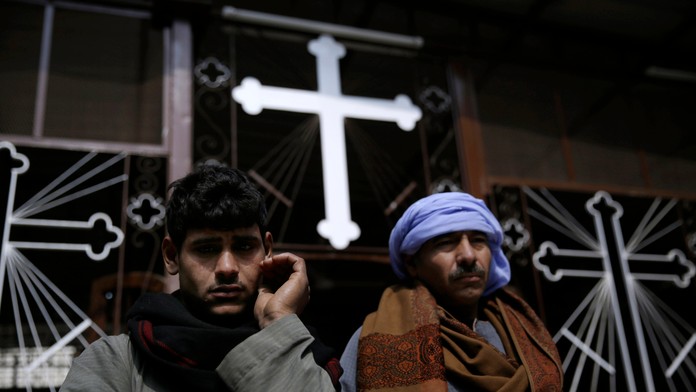 Egyptskí muži žialia nad úmrtím koptských kresťanov..jpg