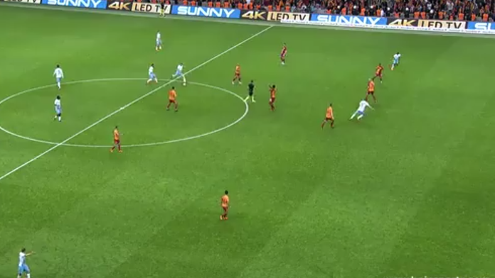 Juraj Kucka strieľa gól z polovice ihriska.