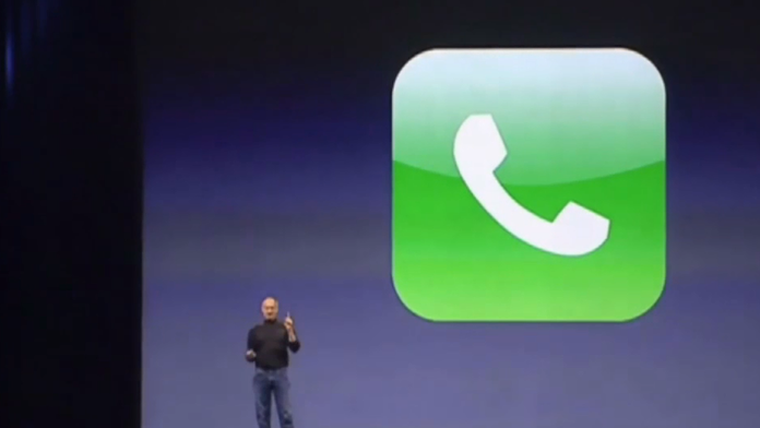 Steve Jobs predstavoval iPhone