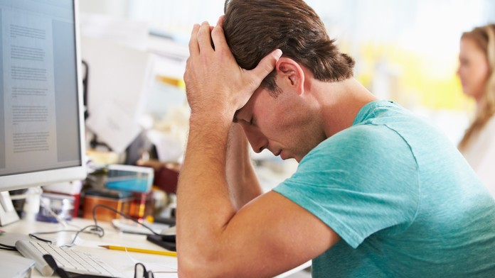 Vystresovaný muž v práci (ilustračná snímka)