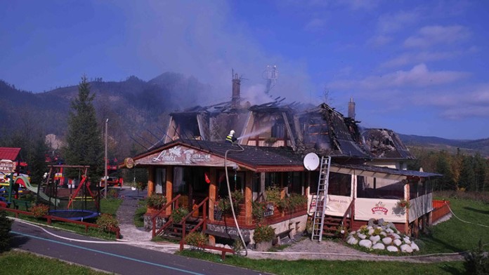 Hasiči hasia strechu penziónu Limba v Tatranskej Kotline vo Vysokých Tatrách.