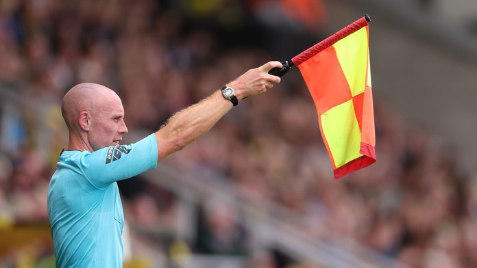 Dôvodom majú byť zápasy prerušené kvôli agresii. Holanďania chcú vo futbale zrušiť ofsajd