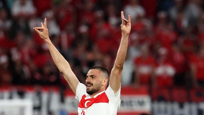 Turecký obranca dostal za kontroverzné gesto tvrdý trest. K Bellinghamovi bola UEFA zhovievavejšia