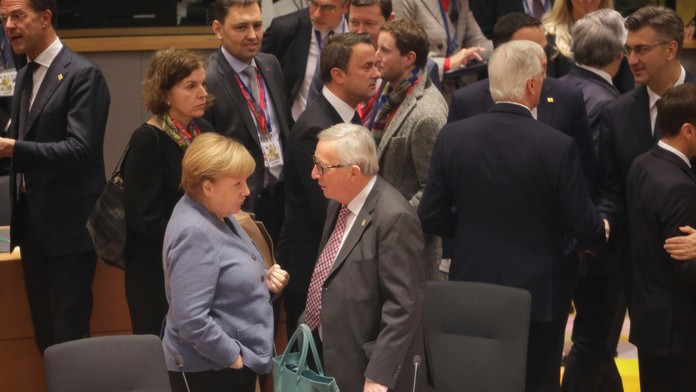 Nemecká kancelárka Angela Merkelová a predseda Európskej komisie Jean-Claude Juncker diskutujú počas mimoriadneho summitu EÚ o b