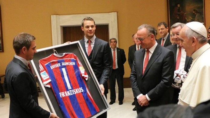 Pápež a hráči Bayernu Mníchov Philipp Lahm a Manuel Neuer na súkromnej audiencii.