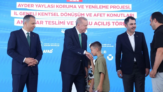 VIDEO: Výchovná facka v priamom prenose. Erdogan potrestal chlapca, ktorý sa zdráhal pobozkať mu ruku