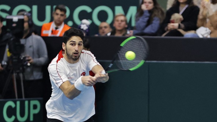 Turecký tenista odstúpil zo zápasu po prvom geme. Z nevoľnosti sa vykľulo krvácanie do mozgu