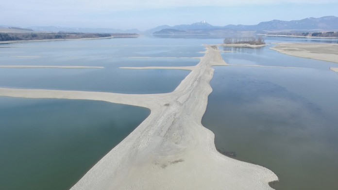 Hladina Liptovskej Mary klesla tak výrazne, že z bahna vyčnievali zvyšky zaplavených dedín