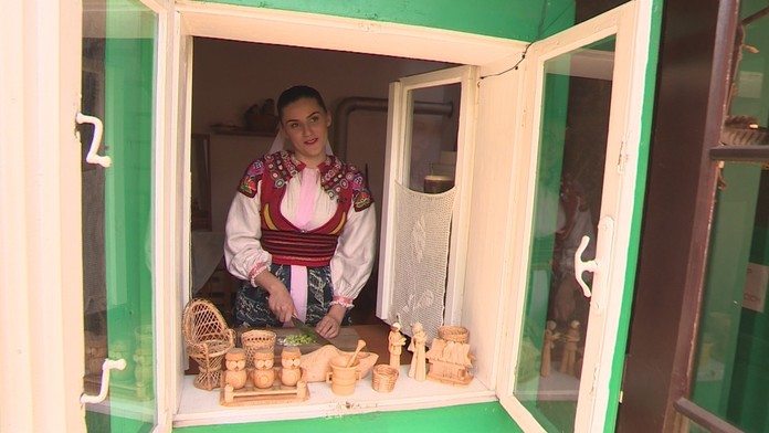 Agáta vo svojej drevenici.