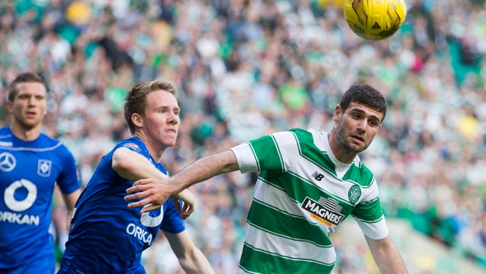 Turecký futbalista v službách Celticu Glasgow Nadir Ciftci (vpravo) v boji o loptu s  Gudjonssonom.