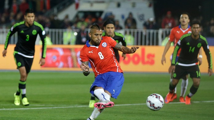 Arturo Vidal posiela presným pokutovým kopom Čile do vedenia 3:2 nad Mexikom.