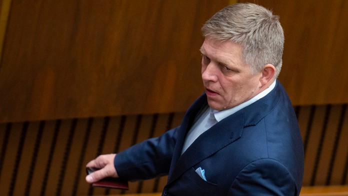 Švéd Daniel Zaar (vľavo) sa snaží prekonať Júliusa Hudáčka v prípravnom dueli.